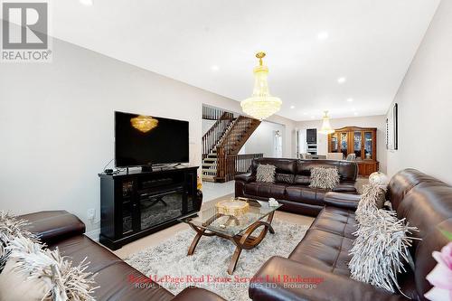 2088 Kempton Park Drive, Mississauga, ON - Indoor Photo Showing Living Room