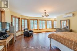 Generous primary suite , walk-in closet & ensuite - 