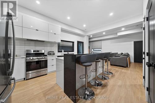 417 Baseline Road E, London South (South G), ON - Indoor Photo Showing Kitchen With Upgraded Kitchen