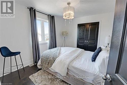 6618 Flora Court, Niagara Falls (Forestview), ON - Indoor Photo Showing Bedroom