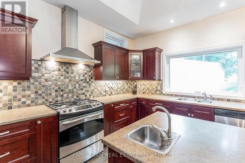 193 Gilwood Park Drive, Penetanguishene, ON - Indoor Photo Showing Kitchen With Double Sink With Upgraded Kitchen
