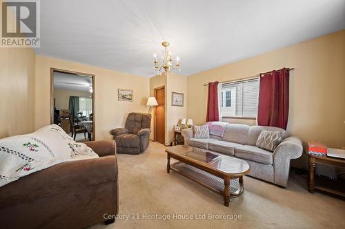 16 Arthur Street, Woodstock (Woodstock - North), ON - Indoor Photo Showing Living Room