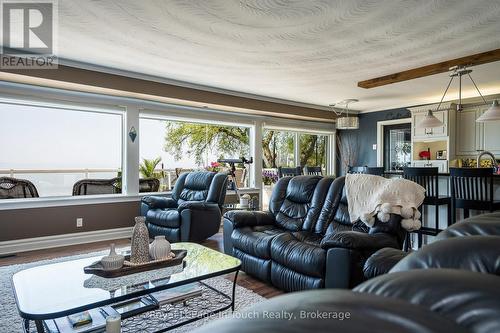 8 Tiny Beaches Road S, Tiny, ON - Indoor Photo Showing Living Room