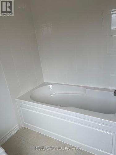 4 Vinewood Crescent, Barrie, ON - Indoor Photo Showing Bathroom