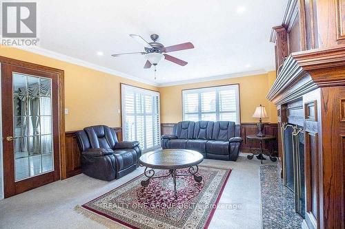 1918 Royal Credit Boulevard, Mississauga, ON - Indoor Photo Showing Living Room