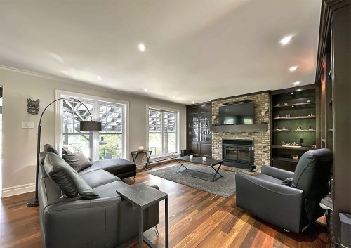 Salon - 10 Rue De L'Aqueduc, Saint-Alphonse-Rodriguez, QC - Indoor Photo Showing Living Room With Fireplace