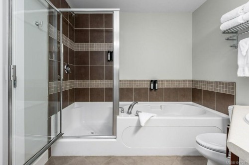 211A-1730 Riverside Lane, Courtenay, BC - Indoor Photo Showing Bathroom