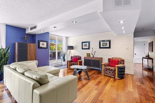 Salon - 109-30 Rue Berlioz, Montréal (Verdun/Île-Des-Soeurs), QC - Indoor Photo Showing Living Room