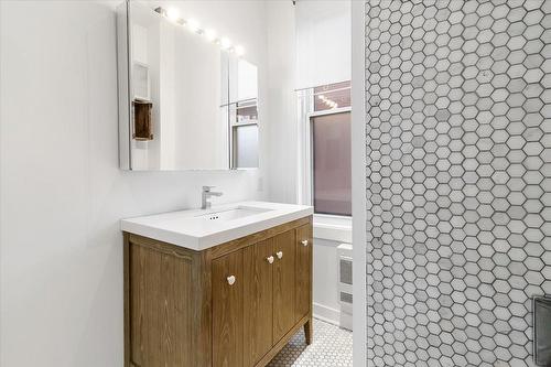 Bathroom - 5329 Rue De Bordeaux, Montréal (Le Plateau-Mont-Royal), QC - Indoor Photo Showing Bathroom