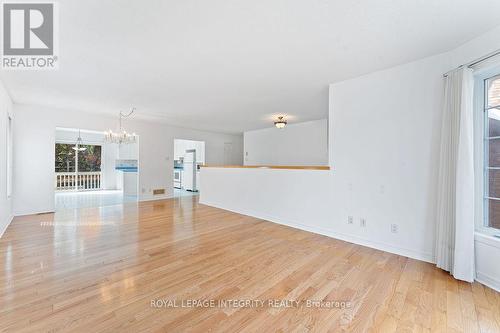 81 Lloydalex Crescent, Ottawa, ON - Indoor Photo Showing Living Room