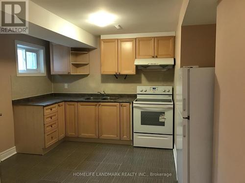 2535 Symington Court, Mississauga, ON - Indoor Photo Showing Kitchen With Double Sink