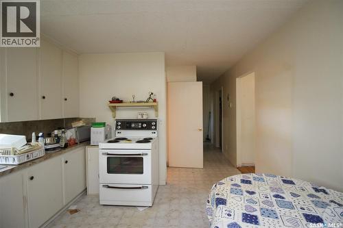 810 2Nd Avenue S, Simmie, SK - Indoor Photo Showing Kitchen