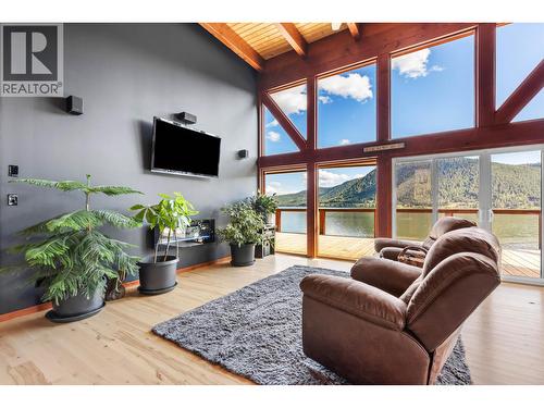 1917 Bass Road, Williams Lake, BC - Indoor Photo Showing Living Room