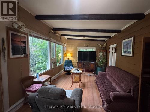 1640 Dominion Road, Fort Erie (Crescent Park), ON - Indoor Photo Showing Living Room