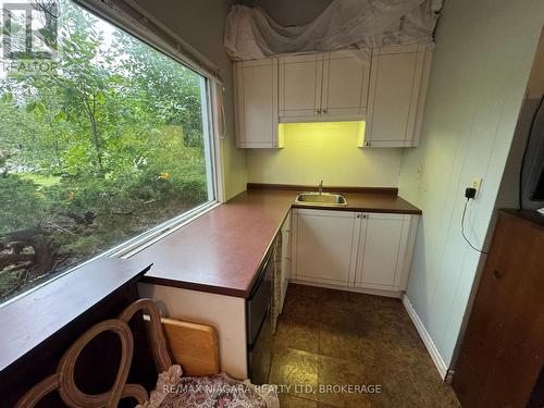 1640 Dominion Road, Fort Erie (Crescent Park), ON - Indoor Photo Showing Kitchen