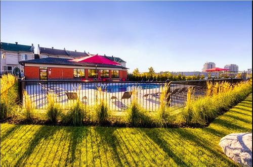 Pool - 403-3725 Av. Jean-Béraud, Laval (Chomedey), QC - Outdoor