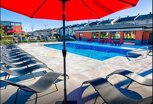 Pool - 403-3725 Av. Jean-Béraud, Laval (Chomedey), QC - Outdoor With In Ground Pool