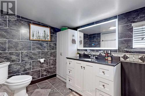 36 John Street, Cambridge, ON - Indoor Photo Showing Bathroom