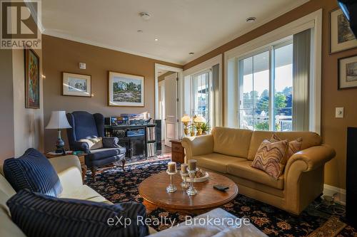 203 - 80 9Th Street E, Owen Sound, ON - Indoor Photo Showing Living Room