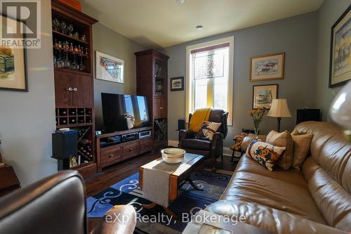 203 - 80 9Th Street E, Owen Sound, ON - Indoor Photo Showing Living Room