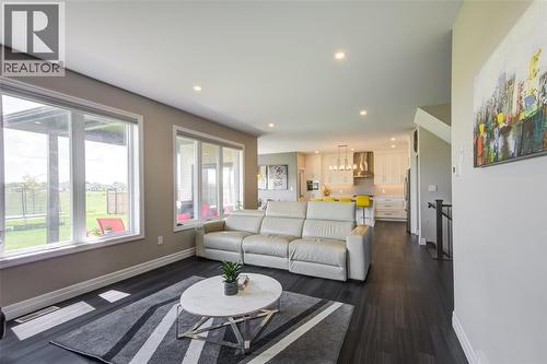 3559 Mia Lane, Plympton-Wyoming, ON - Indoor Photo Showing Living Room