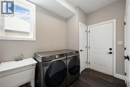 3559 Mia Lane, Plympton-Wyoming, ON - Indoor Photo Showing Laundry Room