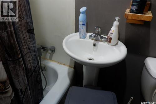 221 7Th Avenue W, Assiniboia, SK - Indoor Photo Showing Bathroom