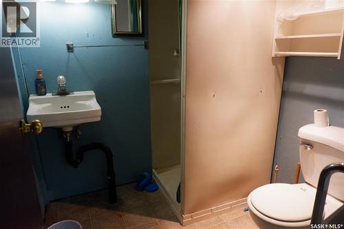 221 7Th Avenue W, Assiniboia, SK - Indoor Photo Showing Bathroom