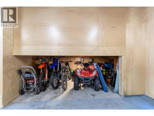 2521 Panoramic Way, Blind Bay, BC - Indoor Photo Showing Garage
