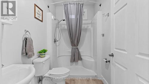 422 Willoughby Street, Huron-Kinloss (Lucknow), ON - Indoor Photo Showing Bathroom