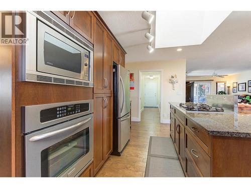343 Stellar Drive, Kelowna, BC - Indoor Photo Showing Kitchen