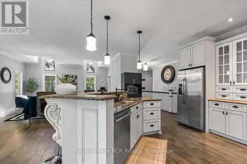 7572 Sideroad 3 E, Wellington North, ON - Indoor Photo Showing Kitchen With Upgraded Kitchen