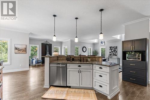 7572 Sideroad 3 E, Wellington North, ON - Indoor Photo Showing Kitchen With Upgraded Kitchen