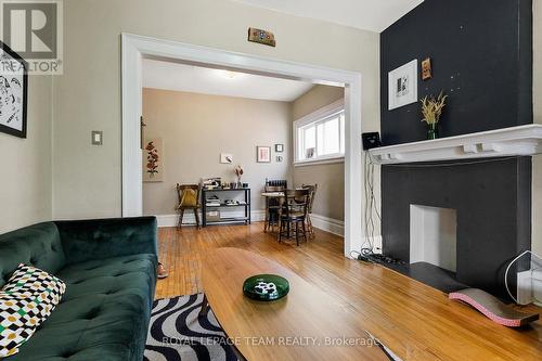 305 Waverley Street, Ottawa, ON - Indoor Photo Showing Living Room