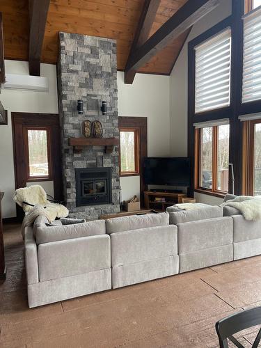 Salon - 104 Ch. Brunette, Lac-Supérieur, QC - Indoor Photo Showing Living Room With Fireplace