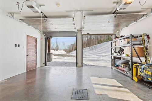 Garage - 104 Ch. Brunette, Lac-Supérieur, QC - Indoor Photo Showing Garage
