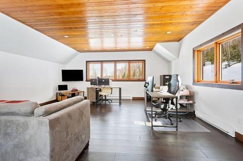 Office - 104 Ch. Brunette, Lac-Supérieur, QC - Indoor Photo Showing Living Room