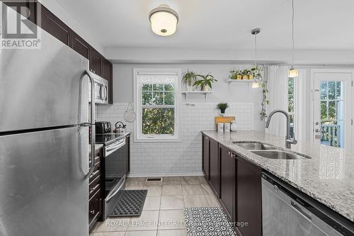 211 Bensinger Way, Ottawa, ON - Indoor Photo Showing Kitchen With Stainless Steel Kitchen With Double Sink With Upgraded Kitchen