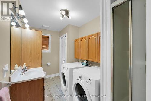 4 piece bath with laundry incorporated. - 51 Nathalie Court, Welland (Lincoln/Crowland), ON - Indoor Photo Showing Laundry Room
