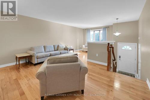 51 Nathalie Court, Welland (Lincoln/Crowland), ON - Indoor Photo Showing Living Room