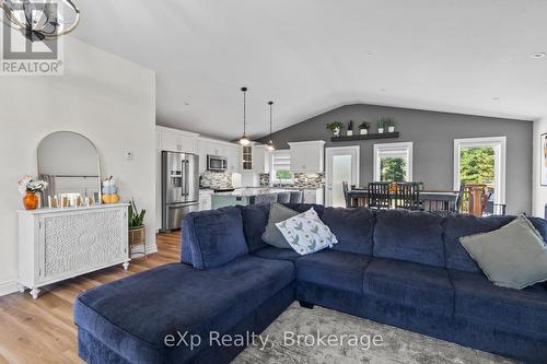 131290 Southgate 13 Side Road, Southgate, ON - Indoor Photo Showing Living Room