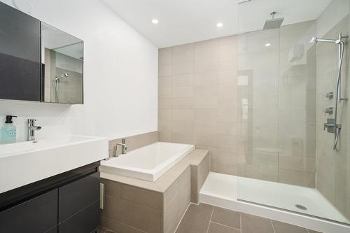 Bathroom - 8-1820 Rue Mullins, Montréal (Le Sud-Ouest), QC - Indoor Photo Showing Bathroom