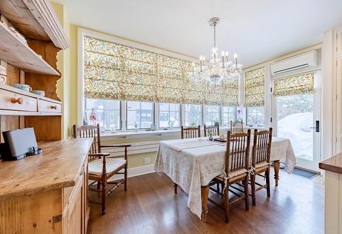 Dinette - 3458 Av. Holton, Montréal (Ville-Marie), QC - Indoor