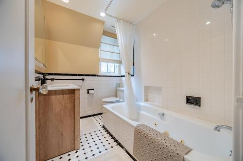 Bathroom - 3458 Av. Holton, Montréal (Ville-Marie), QC - Indoor Photo Showing Bathroom