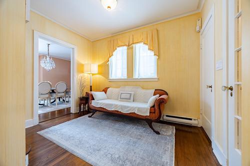 Hall - 3458 Av. Holton, Montréal (Ville-Marie), QC - Indoor