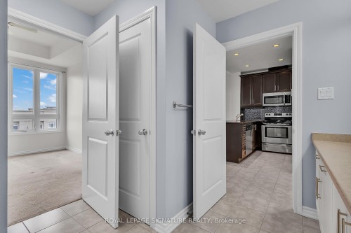 504-5327 Upper Middle Road W, Burlington, ON - Indoor Photo Showing Kitchen