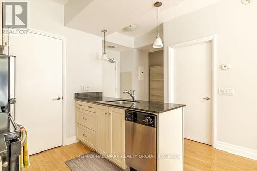 914 - 235 Kent Street, Ottawa, ON - Indoor Photo Showing Kitchen