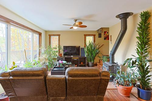 Living room - 46 150E Avenue, Saint-Hippolyte, QC - Indoor Photo Showing Living Room