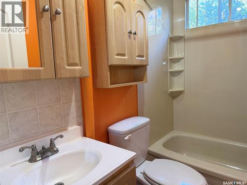322 2Nd Avenue, Young, SK - Indoor Photo Showing Bathroom