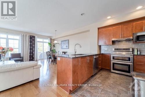 401 Foxhall Way, Ottawa, ON - Indoor Photo Showing Kitchen